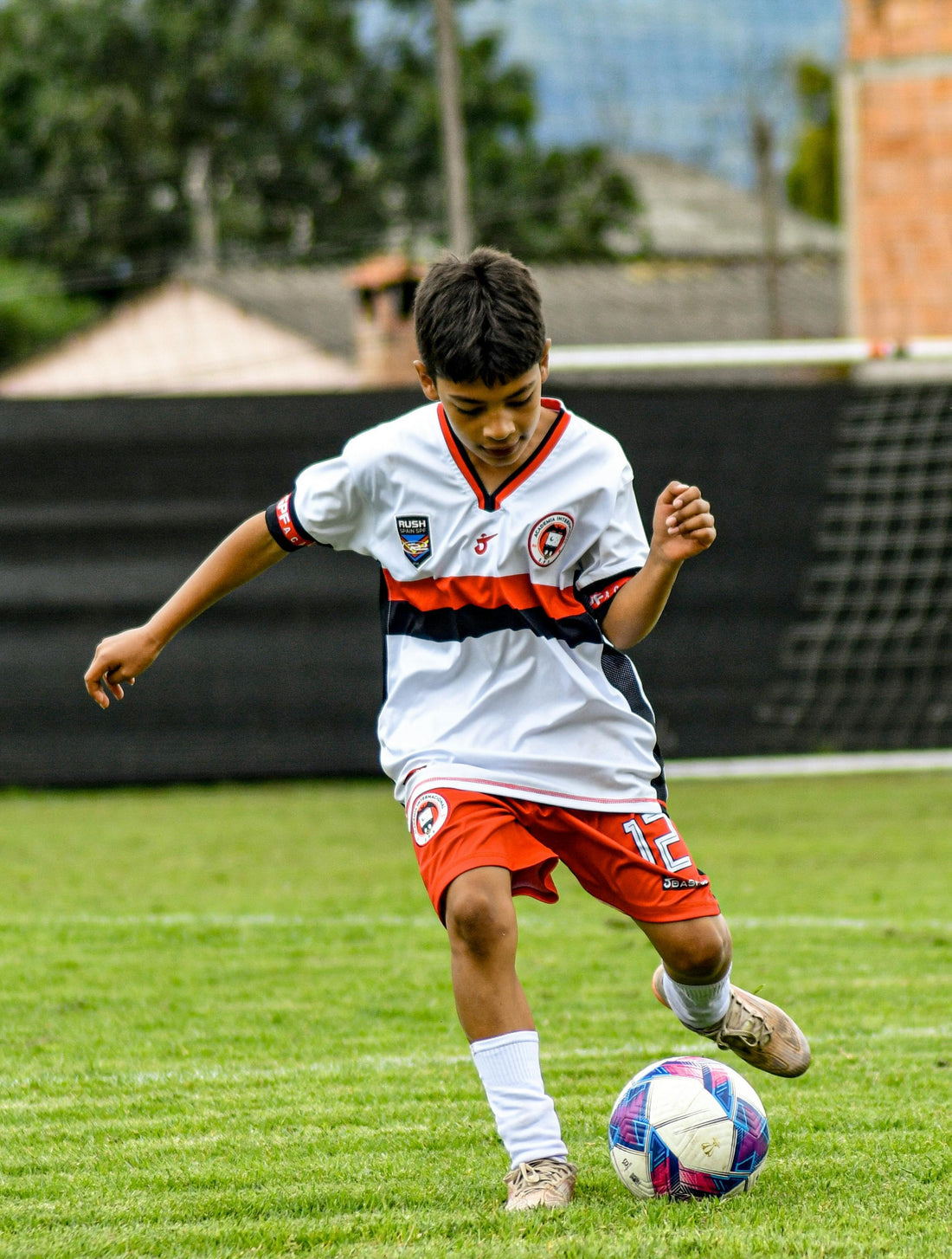 Passspiel im Fußball für Kinder: 5 einfache Übungen für zuhause